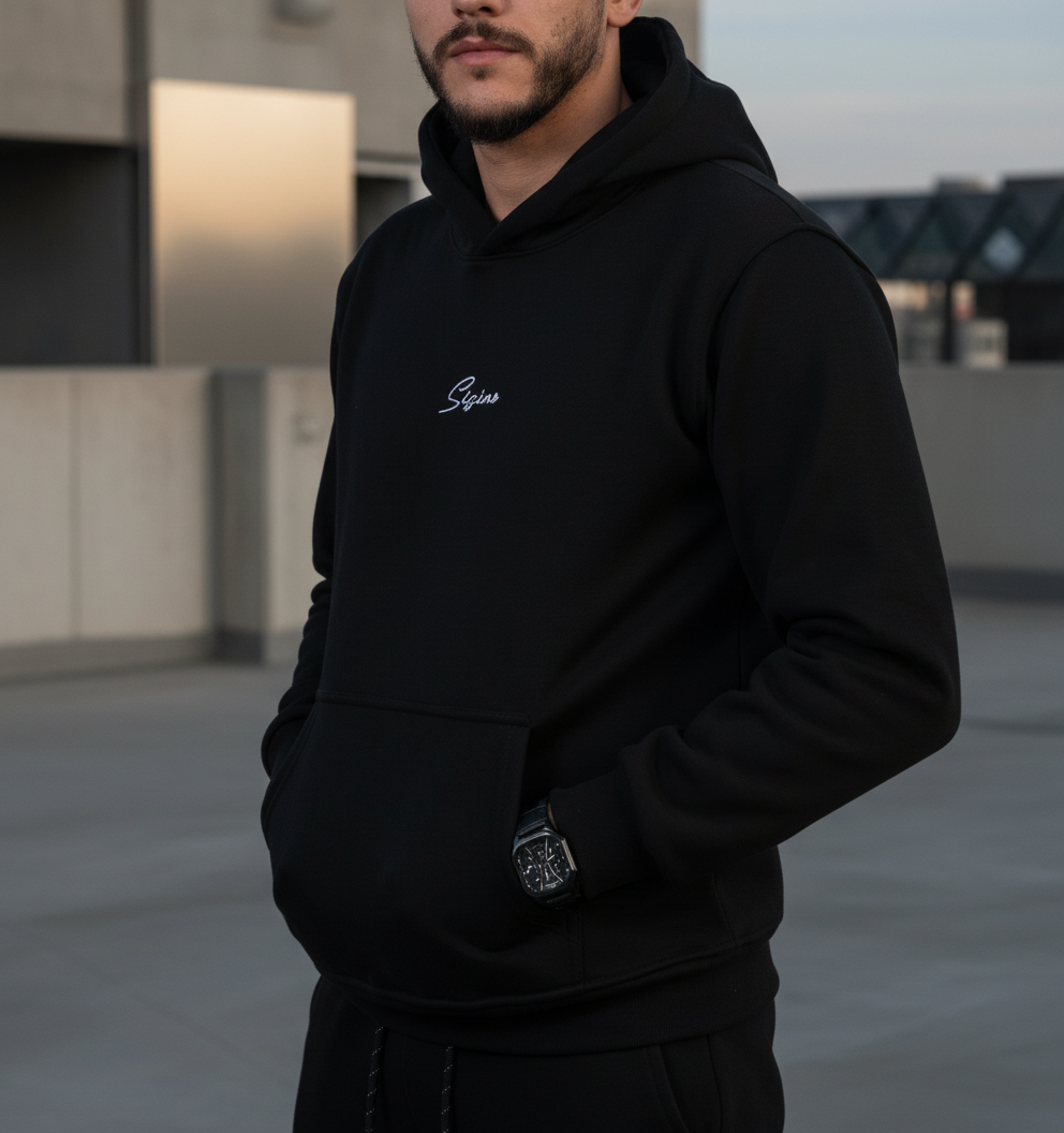 RESILIENT HOODIE NOIR worn by model